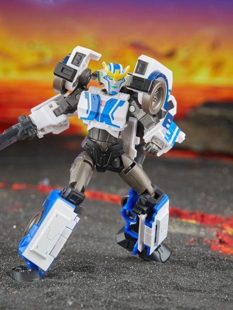 Transformers Legacy United Deluxe Robots in Disguise 2015 Universe Strongarm 5.5” Action Figure, 8+