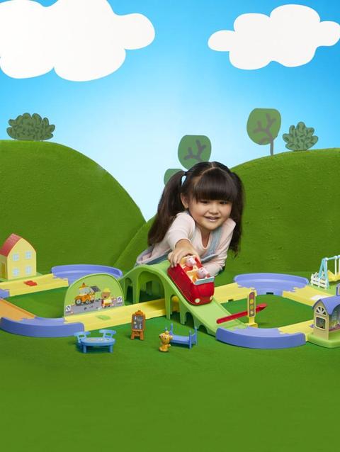 Peppa Pig All Around Peppa’s Town Set with Adjustable Track; Includes Vehicle and 1 Figure; 35+ Sounds; Ages 3 and Up